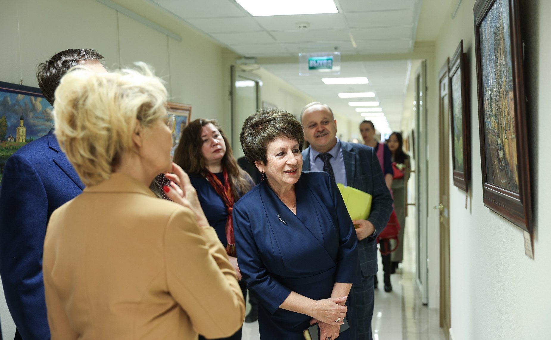 Дина Оюн открыла в верхней палате парламента выставку живописи московского художника Андрея Ковалевского «Мир на палитре»