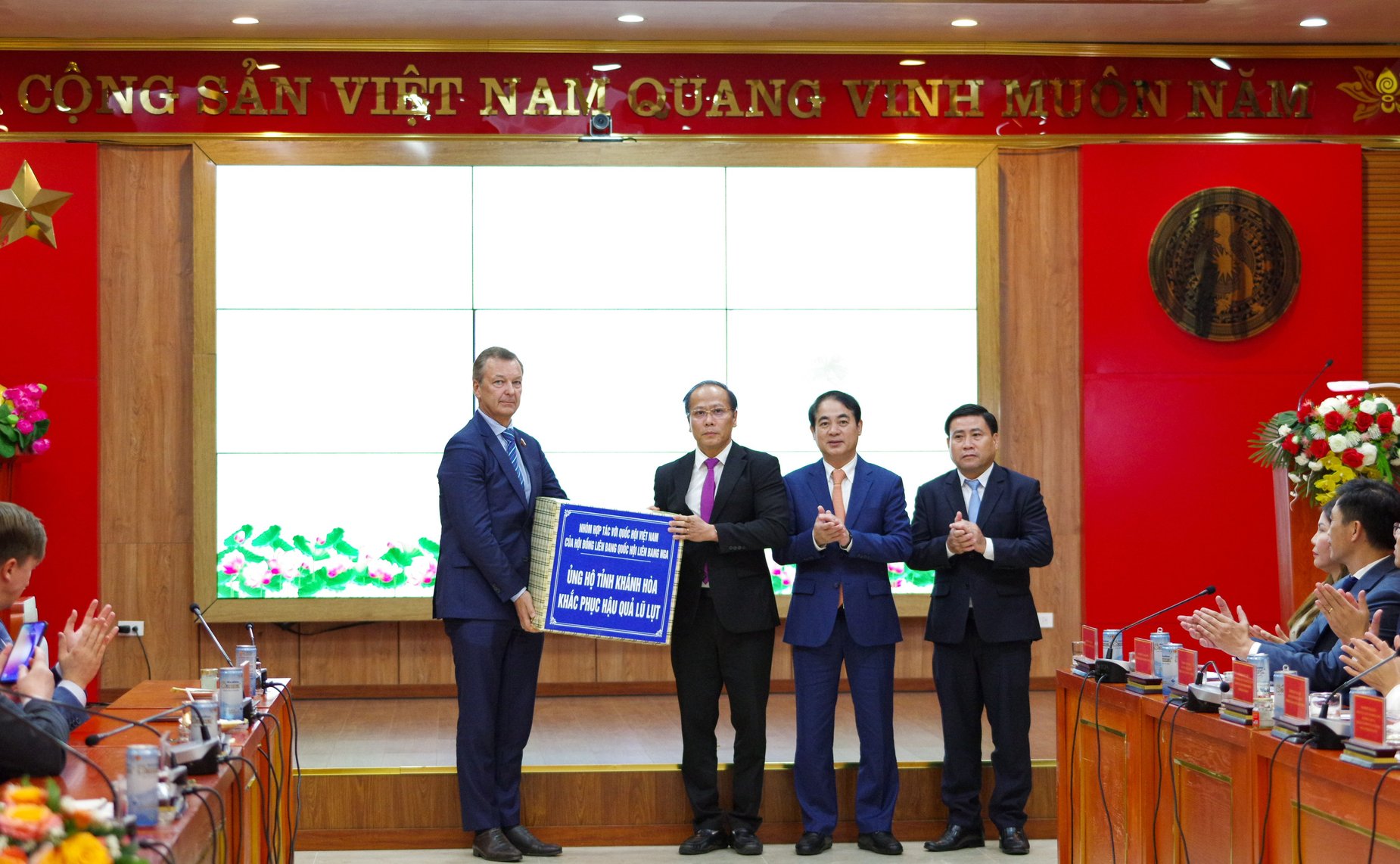 Делегация Совета Федерации во главе с первым заместителем Председателя СФ Андреем Яцкиным в рамках визита во Вьетнам встретились с руководством Народного комитета провинции Кханьхоа