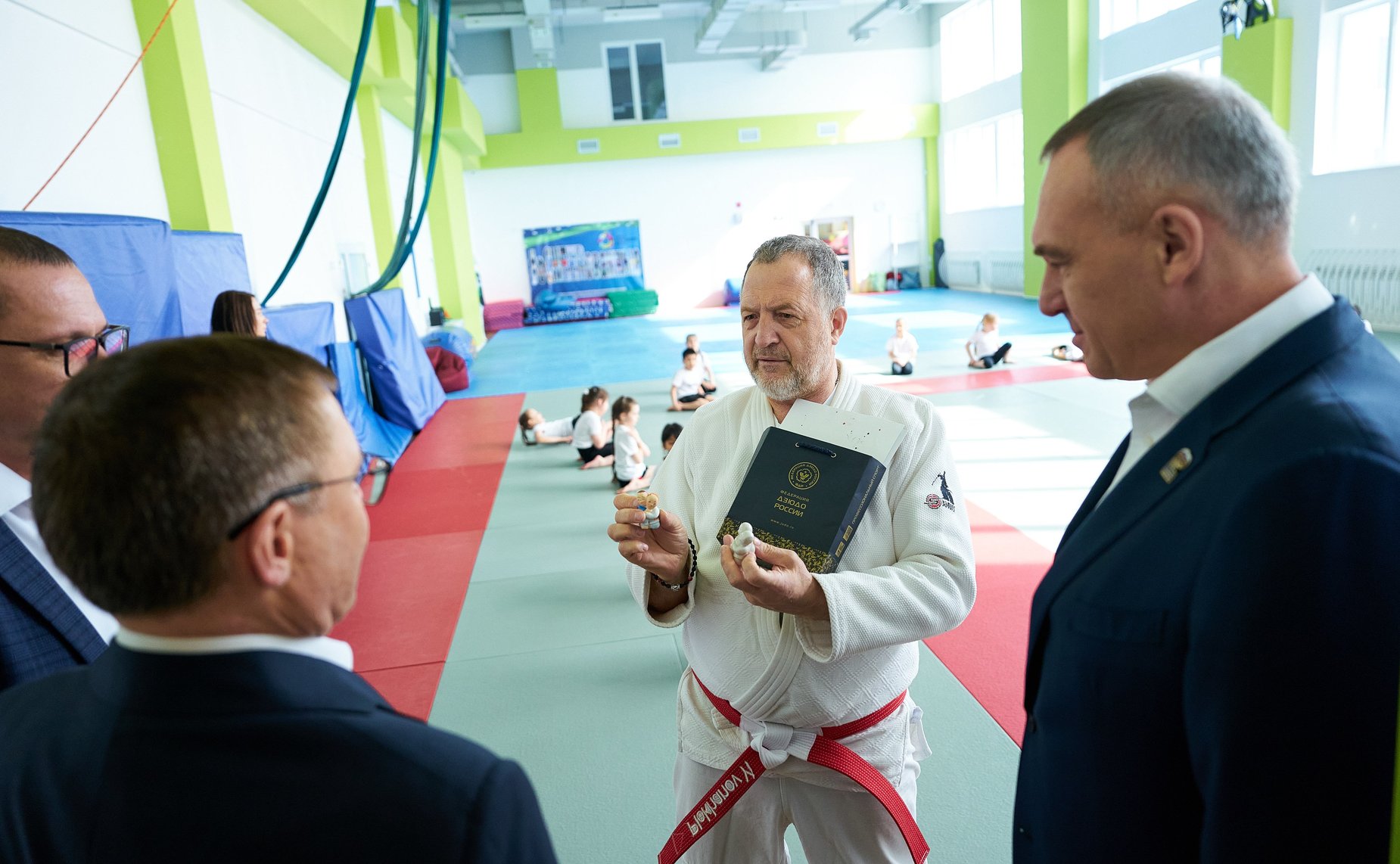 Первый заместитель Председателя СФ Владимир Якушев и губернатор Ханты-Мансийского автономного округа — Югры Руслан Кухарук посетили школу и новый корпус Югорского физико-математического IT-лицея в столице ХМАО Югре