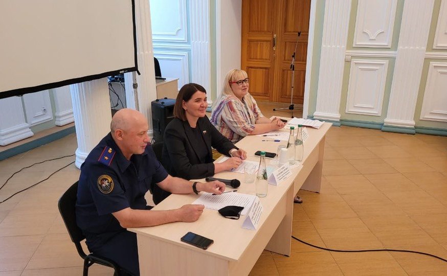 Юлия Лазуткина и руководитель регионального Следственного управления Следственного комитета России Дмитрий Матушкин совершили рабочую поездку в Никольский и Кузнецкий районы