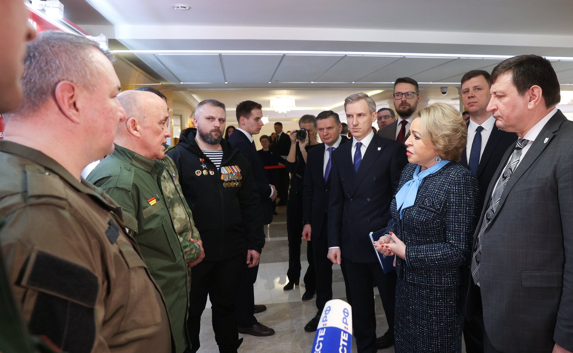 Валентина Матвиенко и Василий Анохин осмотрели выставку, посвященную истории, культуре и перспективным направлениям развития Смоленской области