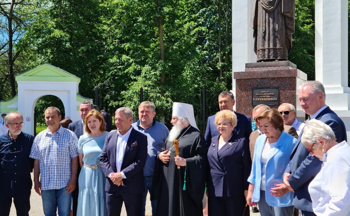Оксана Хлякина приняла участие в церемонии открытия в Липецке памятника великомученику и целителю Пантелеимону, изготовленному и установленному в память медиков