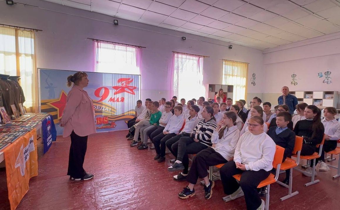 Игорь Кастюкевич организовал для школьников Херсонской области выставку «Гордость и слава России в орденах и медалях»