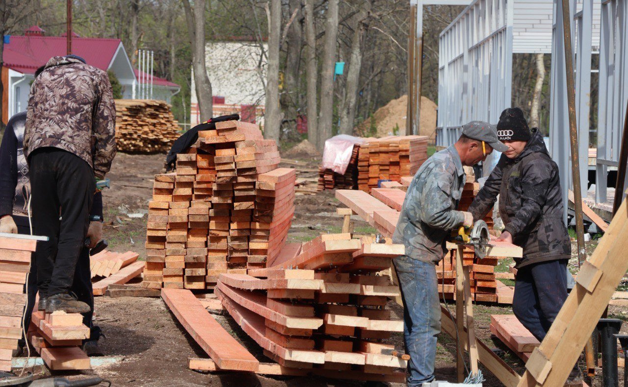 Николай Владимиров побывал на объектах и оценил ход строительства быстровозводимых корпусов в лагерях «Березка» г. Чебоксары и «Звездный» Цивильского муниципального округа Чувашии
