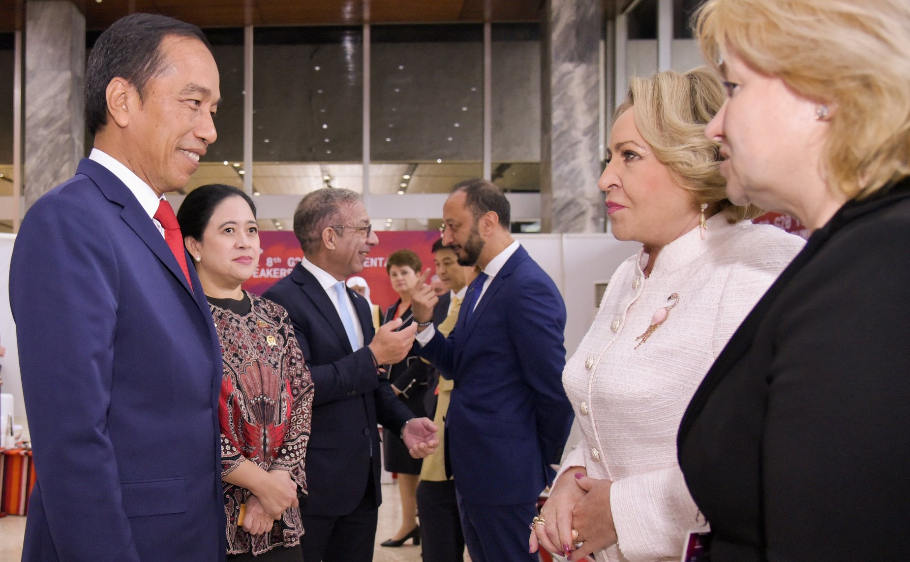 Председатель Совета Федерации Валентина Матвиенко провела «на полях» парламентской «двадцатки» в Джакарте короткую беседу с Президентом Индонезии Джоко Видодо