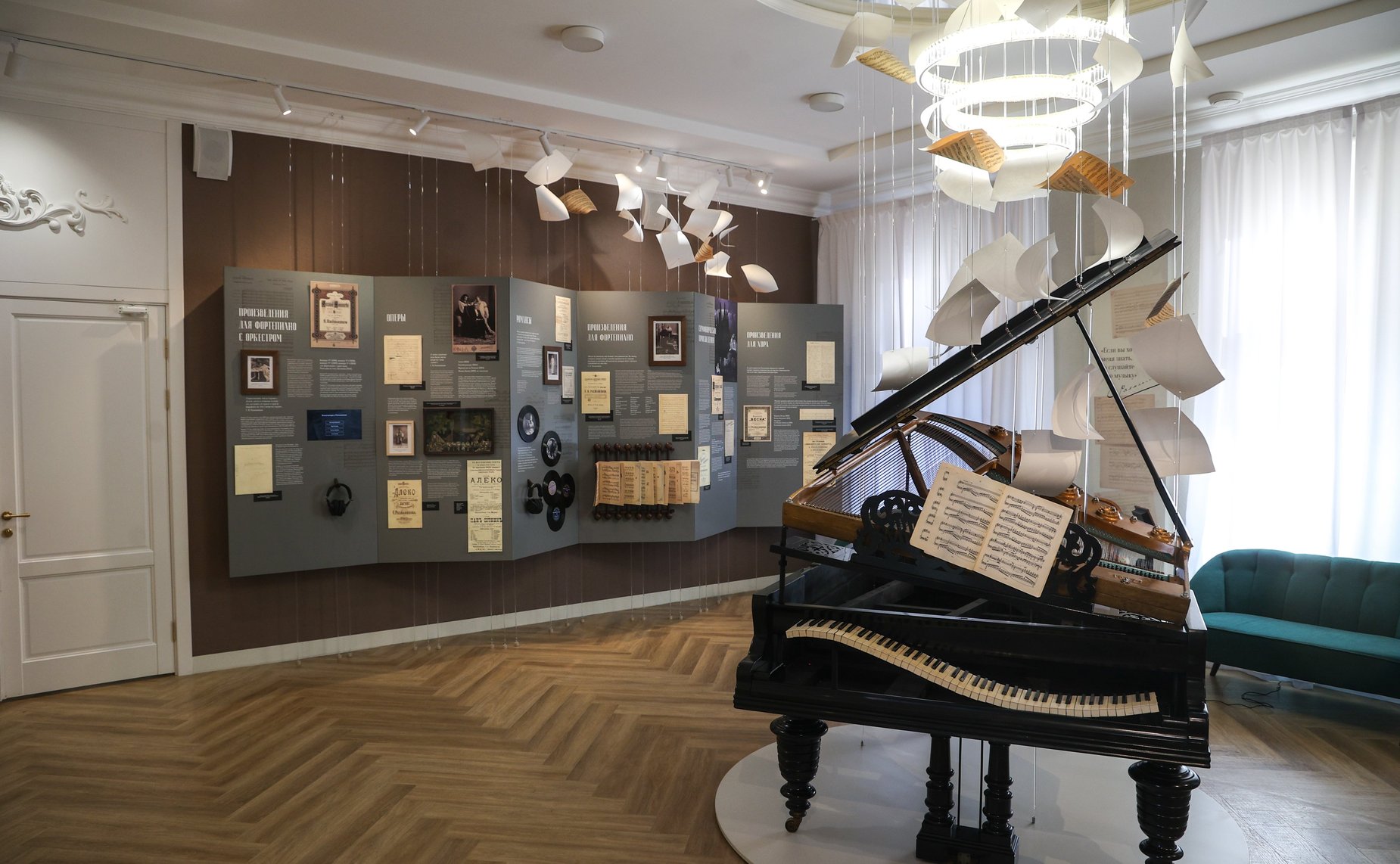 В рамках работы Х Парламентского форума «Историко-культурное наследие России» в Великом Новгороде Валентина Матвиенко посетила детскую общеобразовательную школу имени Г.Р. Державина и Дом музыки имени С.В. Рахманинова