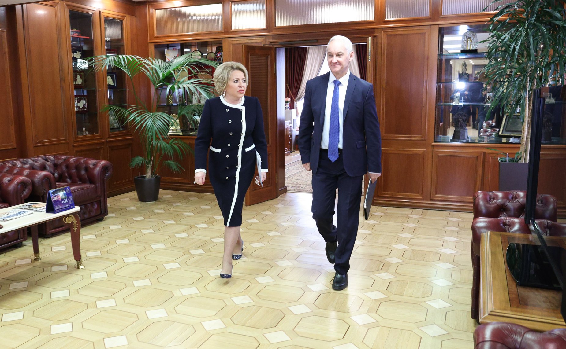 На заседании Комитета СФ по обороне и безопасности проведены консультации по предложенной Президентом РФ кандидатуре на должность Министра обороны