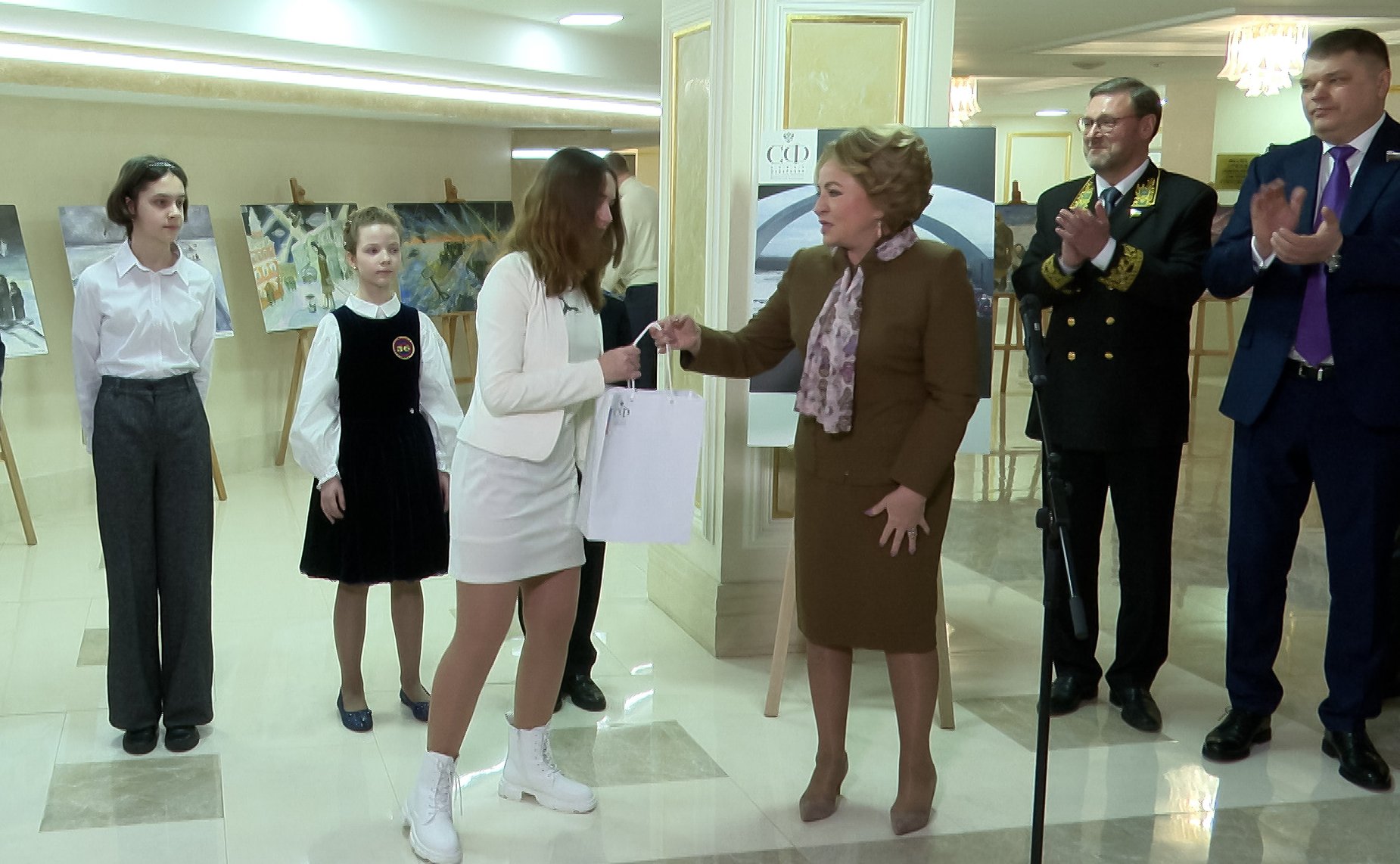 Валентина Матвиенко открыла выставку детского рисунка о легендарной полуторке, посвященной 80-летию «Дороги Жизни»