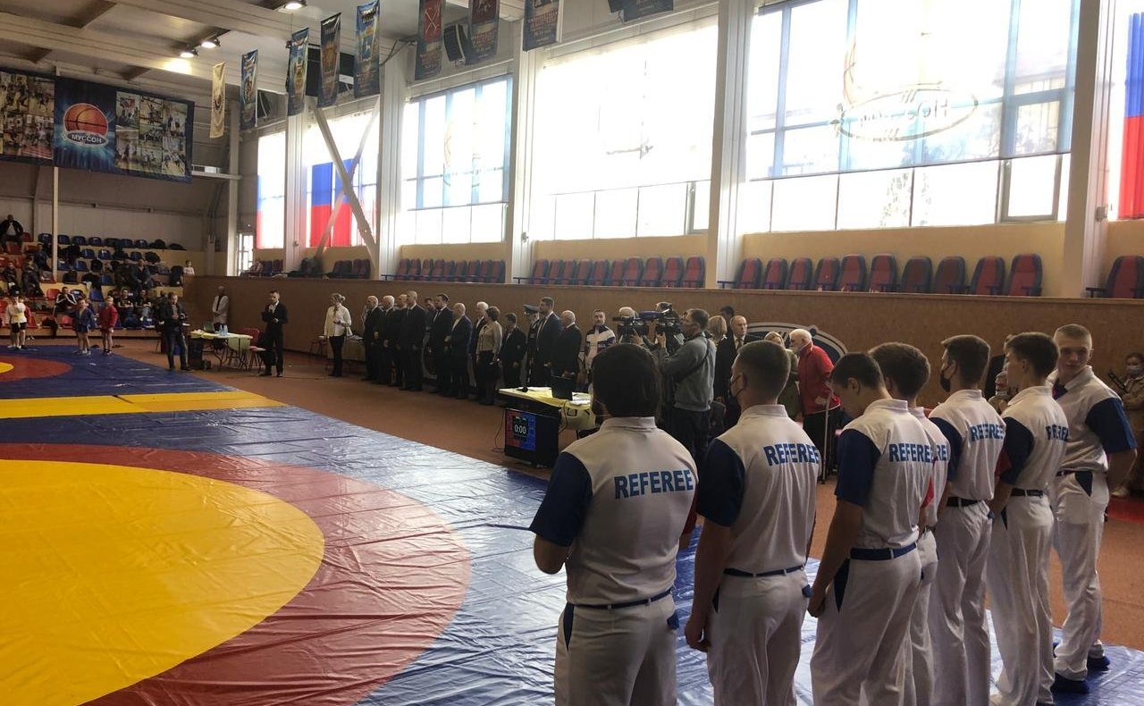 В церемонии открытия Первенства города Севастополя по самбо приняли участие Екатерина Алтабаева и губернатор Севастополя Михаил Развожаев