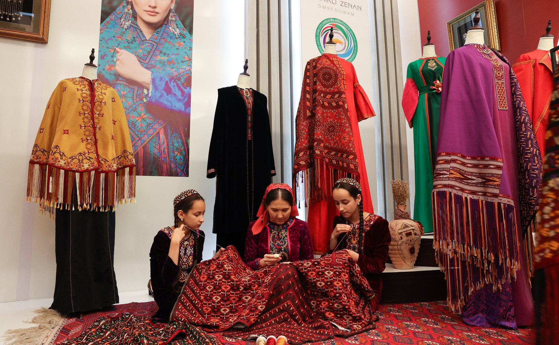 Пленарное заседание первого Диалога женщин стран Центральной Азии и России