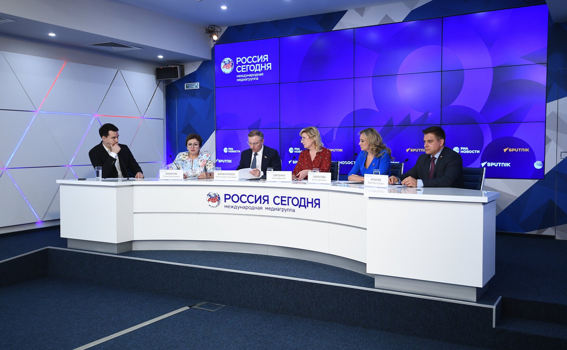 Пресс-конференцию по итогам работы Комитета СФ в ходе весенней парламентской сессии