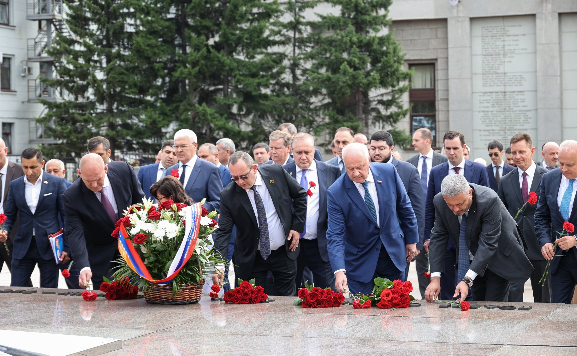 Парламентарии России и Армении приняли участие в церемонии возложения венка к мемориалу «Вечный огонь Славы» и почтили память павших минутой молчания