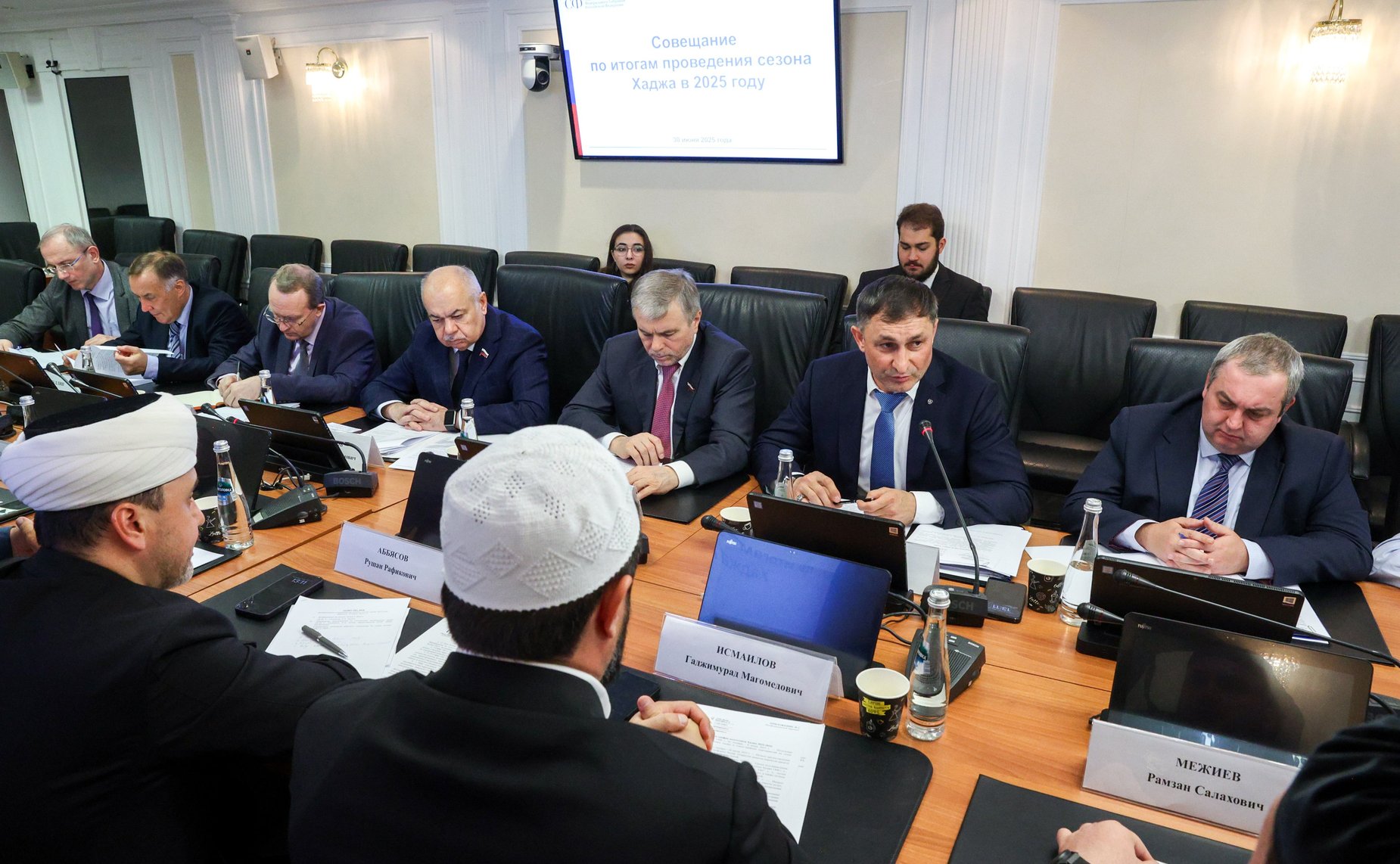 Расширенное совещание по итогам проведения хаджа 2025 года