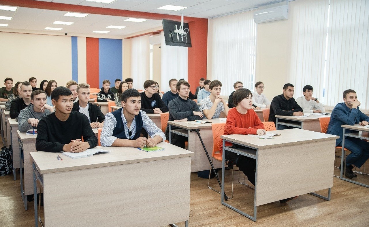 Сергей Мартынов посетил в Йошкар-Оле научные лаборатории и центры Института цифровых технологий Марийского государственного университета (МарГУ)