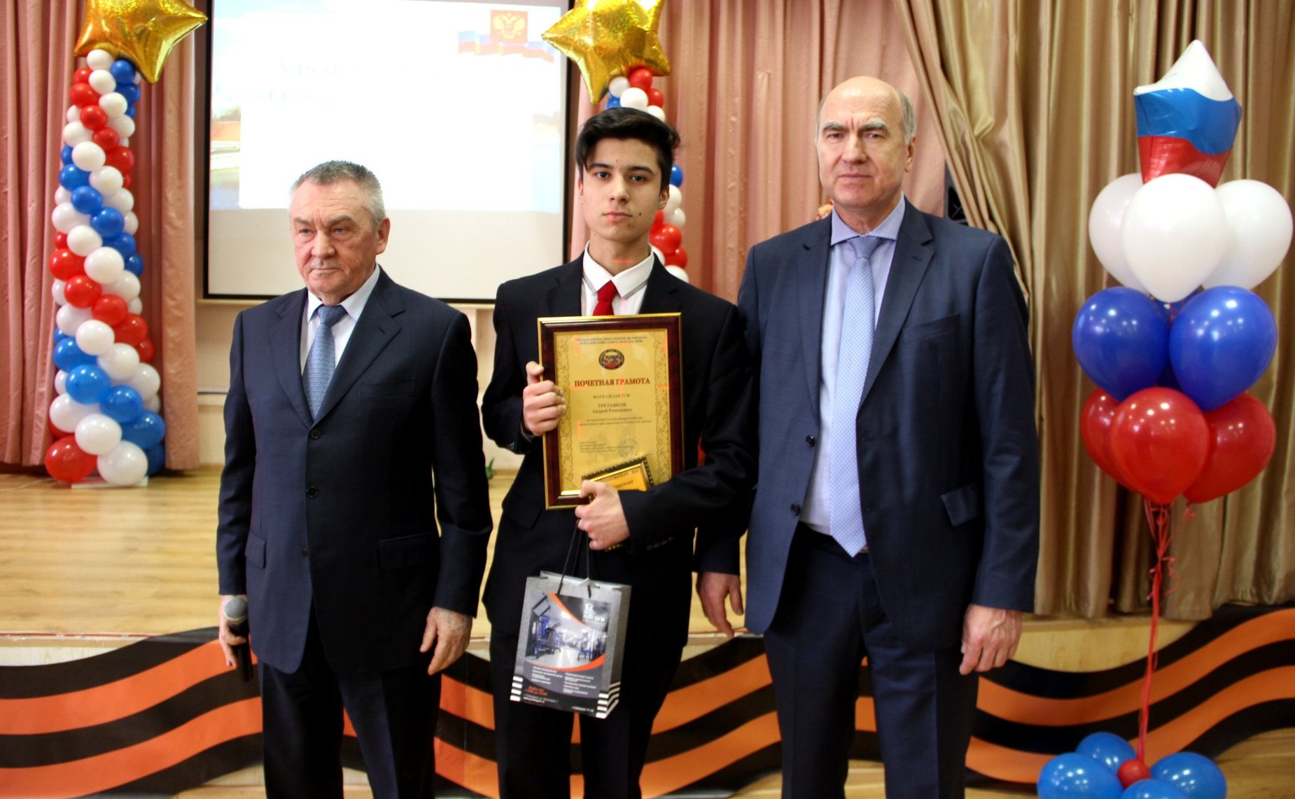 Владимир Бекетов вручил Грамоту Российского союза спасателей школьнику, совершившему героические поступок