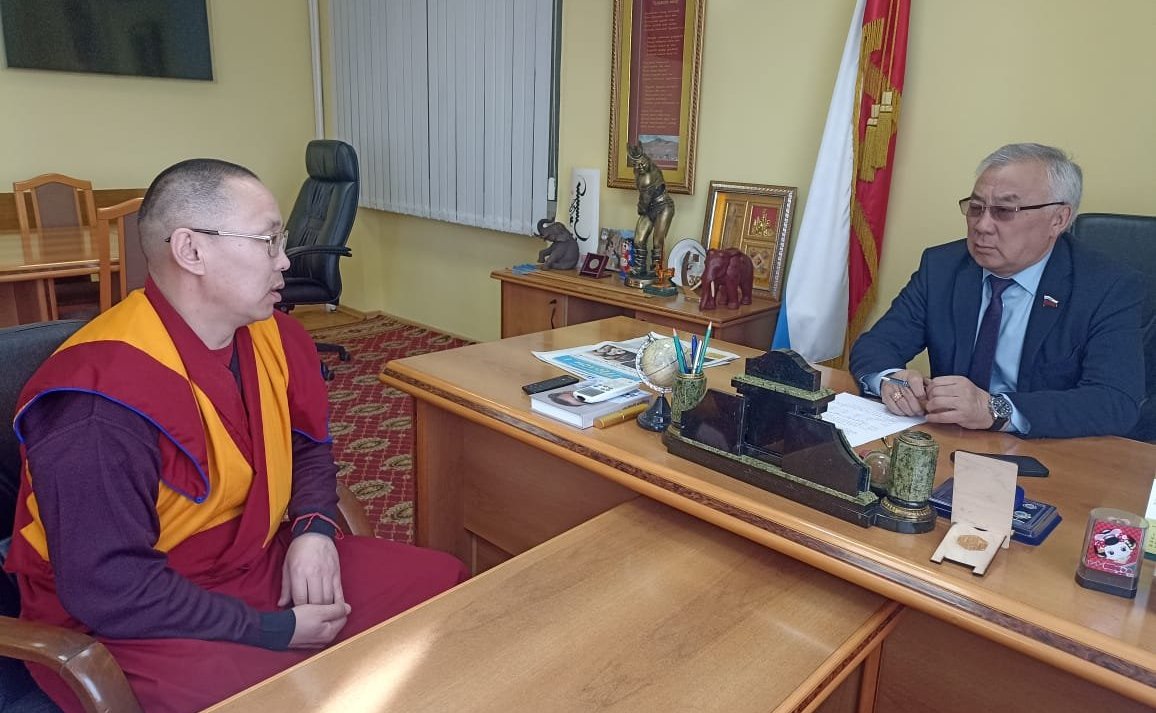 Баир Жамсуев во время рабочей поездки в регион провел беседу с настоятелем Цугольского дацана Алдаром Шойнхоровым