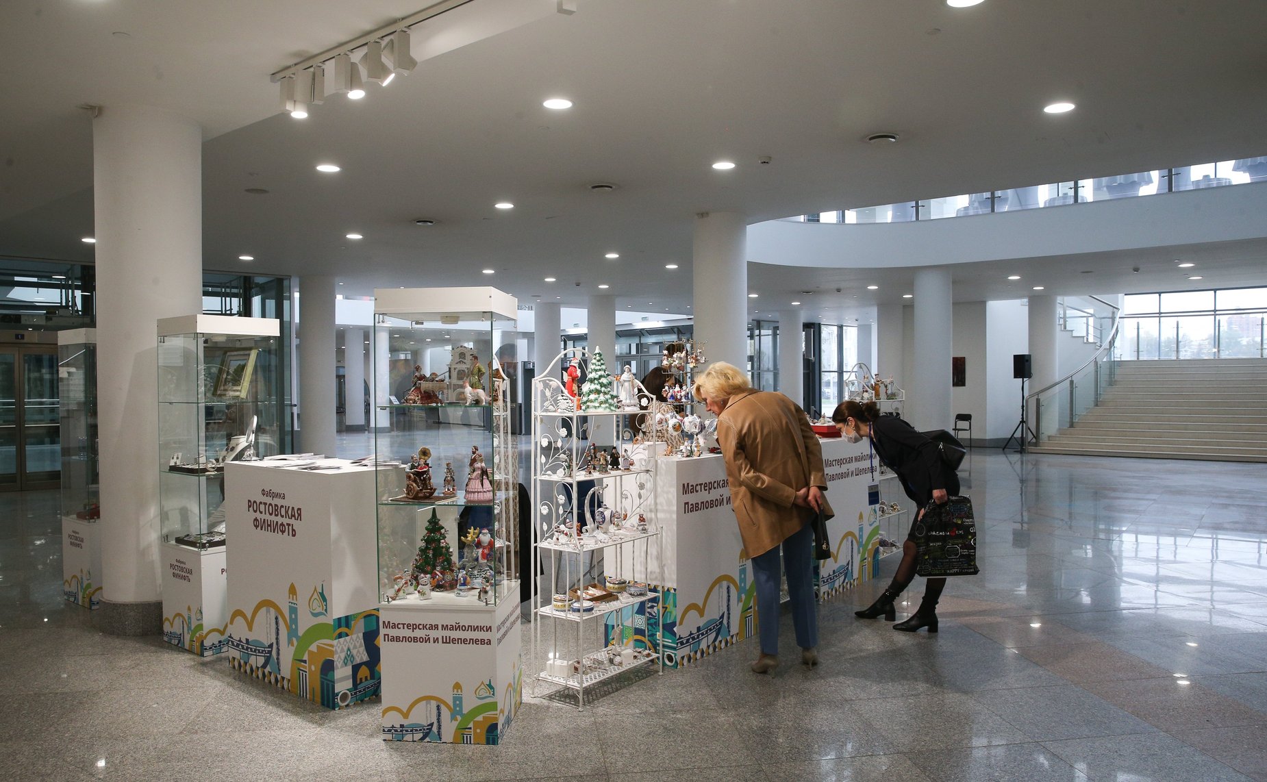 Выставка историко-культурных объектов и изделий мастеров народно-художественных промыслов Ярославской области, проходящая в рамках VIII Парламентского форума «Историко-культурное наследие России»