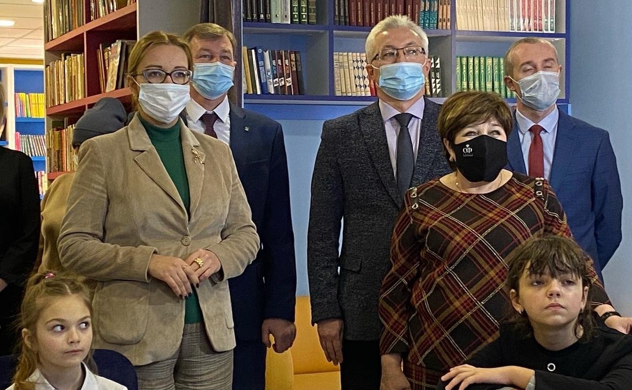 Ольга Хохлова побывала в новой школе и модельной библиотеке Камешковского района