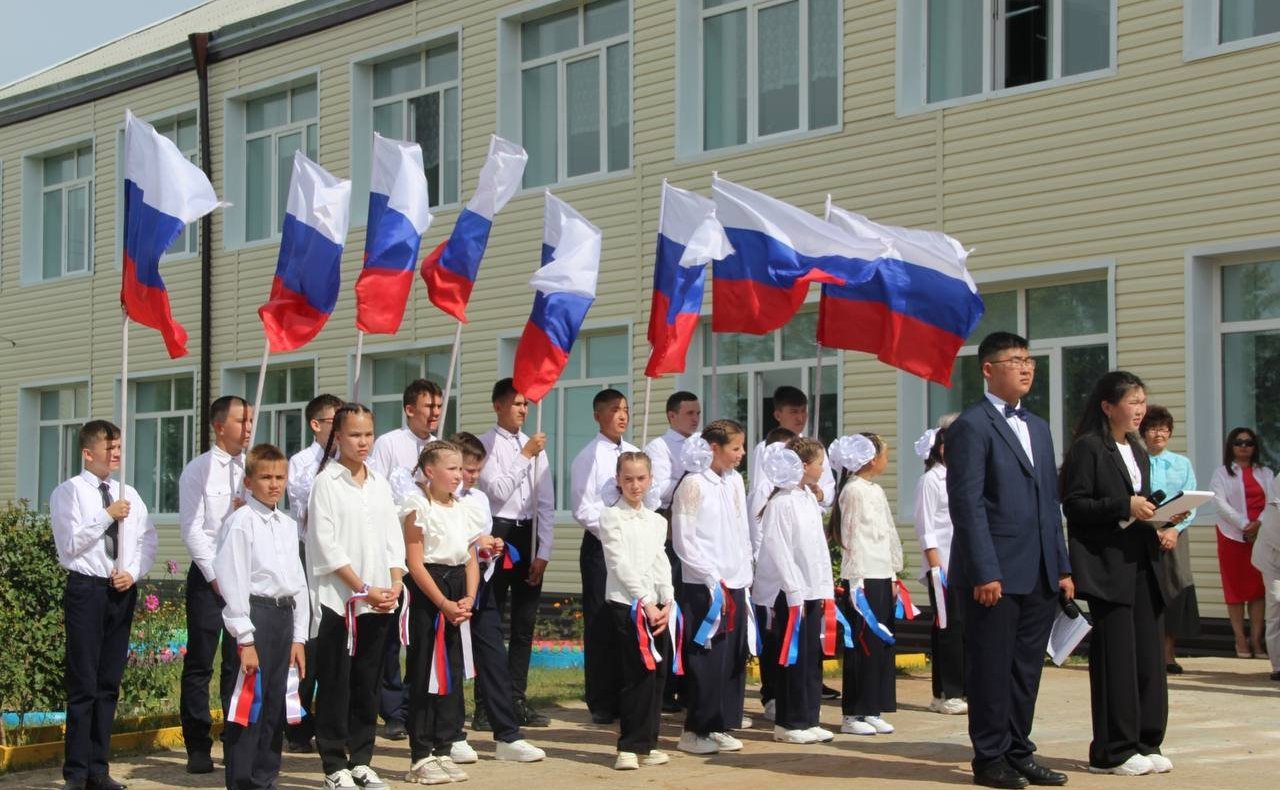 Баир Жамсуев в ходе работы в регионе посетил Могойтуйскую среднюю школу №1 им. В.Р. Гласко, открывшуюся в День знаний — 1 сентября — после капитального ремонта