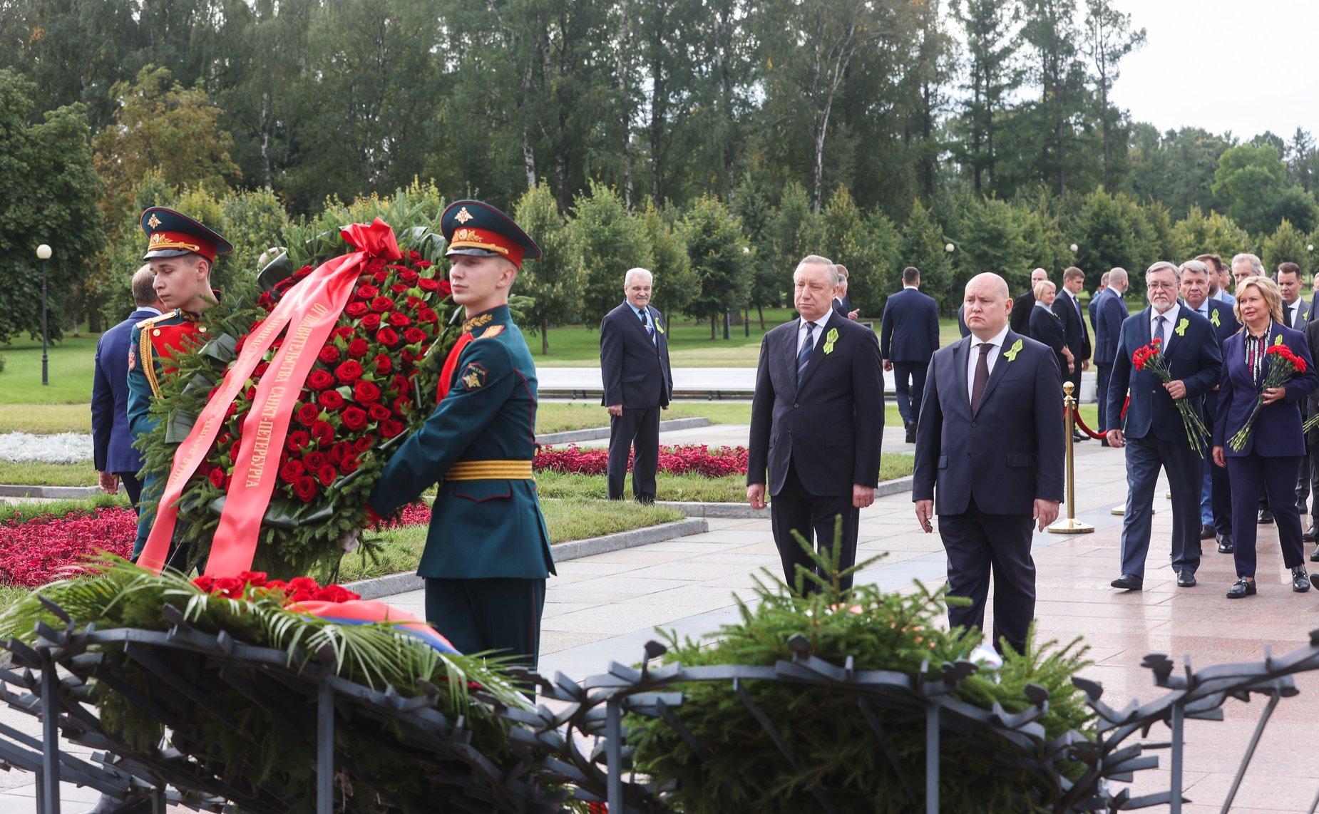 Валентина Матвиенко приняла участие в торжественно-траурной церемонии возложения венков и цветов к монументу «Мать-Родина» на Пискаревском мемориальном кладбище