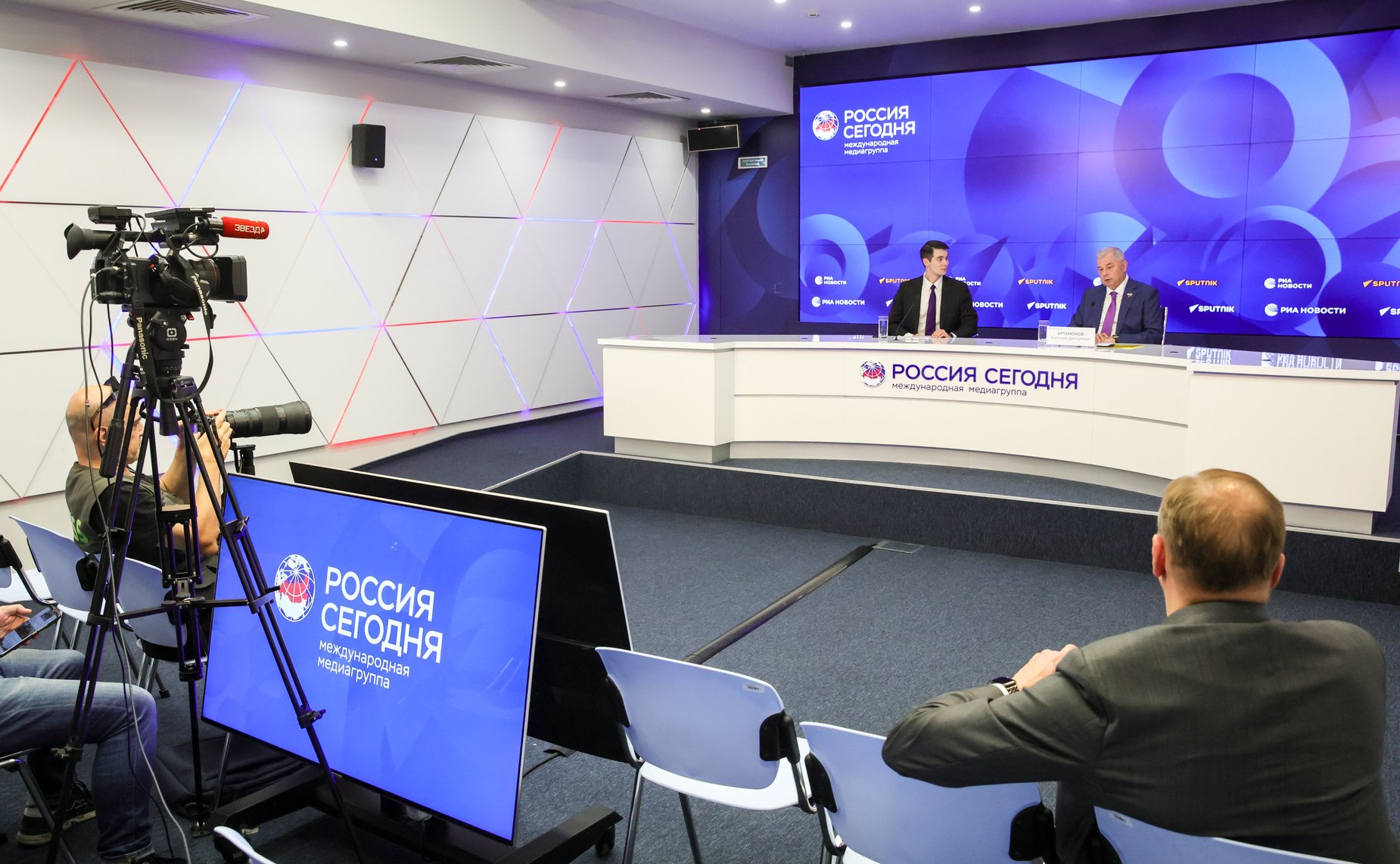 В пресс-центре медиагруппы «Россия сегодня» состоялась пресс-конференция председателя Комитета СФ по бюджету и финансовым рынкам Анатолия Артамонова, на которой подведены итоги работы Комитета в весеннюю сессию