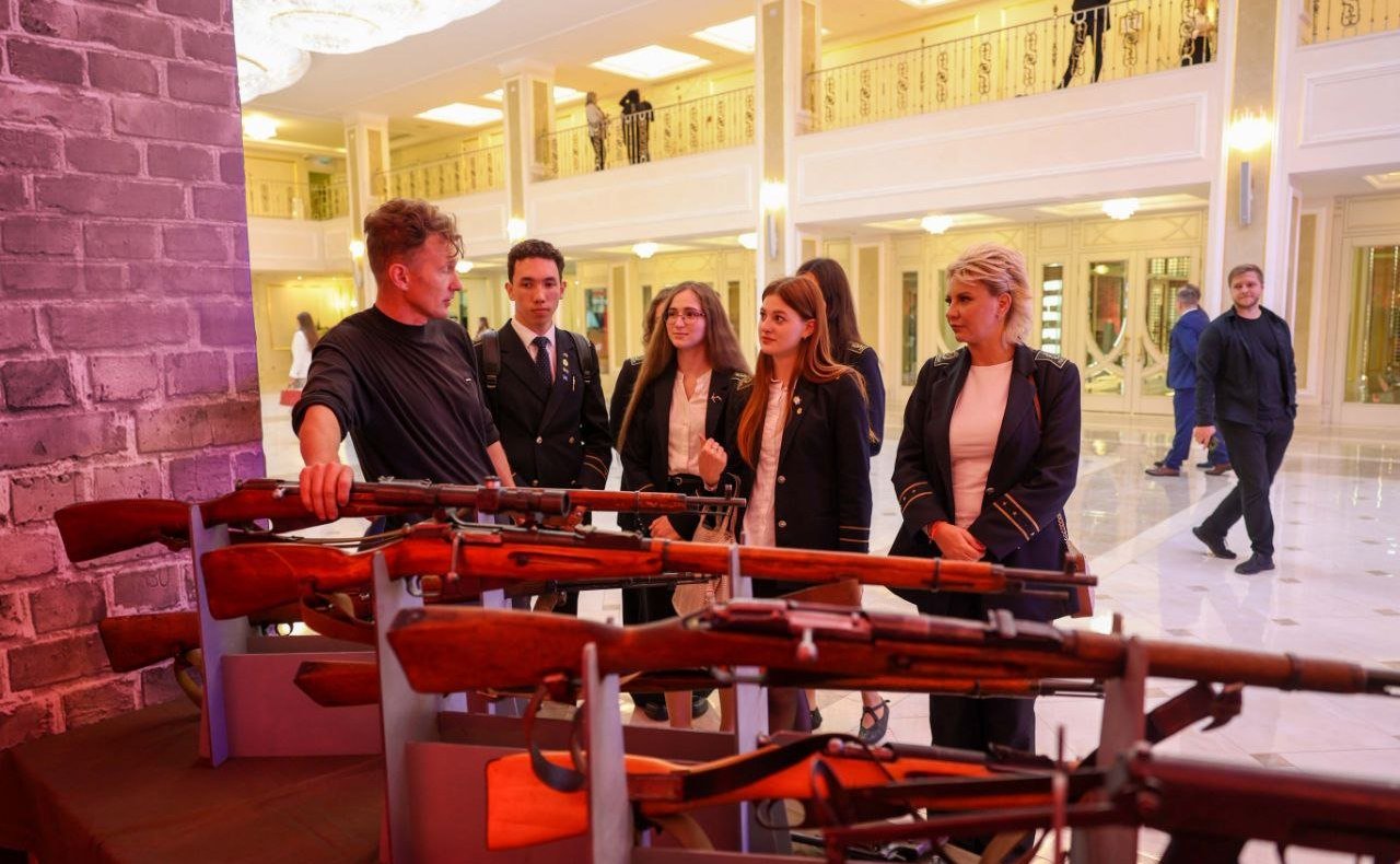 Юрий Воробьев и Дмитрий Василенко открыли в Совете Федерации выставку «Невыученные уроки истории. Связь времен. Пропаганда ненависти»