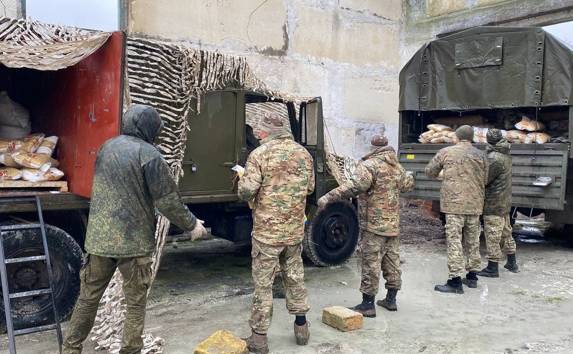 Российским военнослужащим в зону СВО переданы десять автомобилей УАЗ и двадцатитонная партия груза