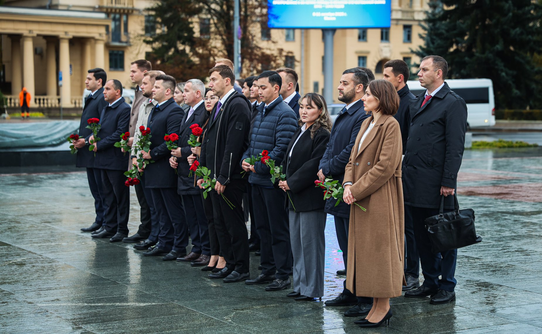 Делегаты парламентов стран Содружества в память о героях — уроженцах и защитниках Беларуси возложили цветы к монументу Победы в Минске