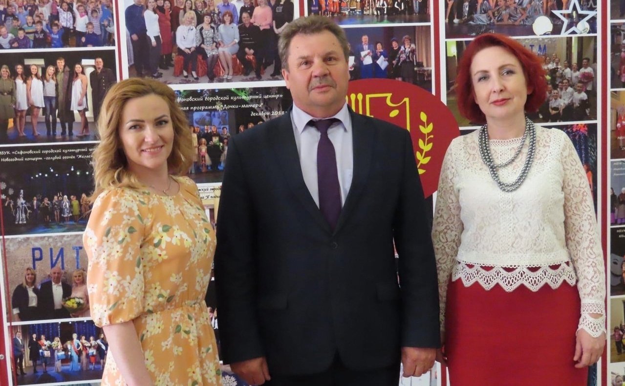 В рамках проекта «Вместе мы сила» состоялось выступление сенатора Ирины Кожановой и ансамбля патриотической песни «Трассера» в городе Сафоново Смоленской области