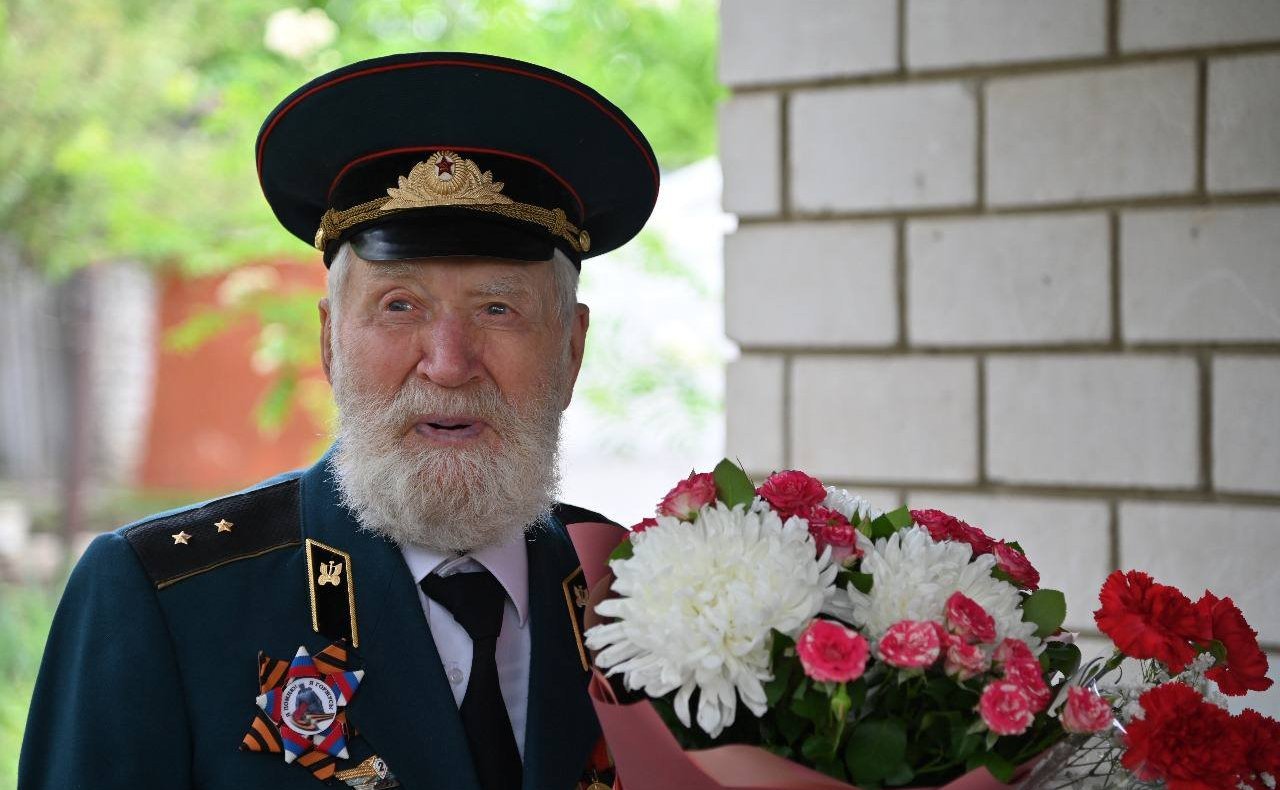 Сергей Горняков в Волгоградской области поздравил фронтовика с Днем Победы