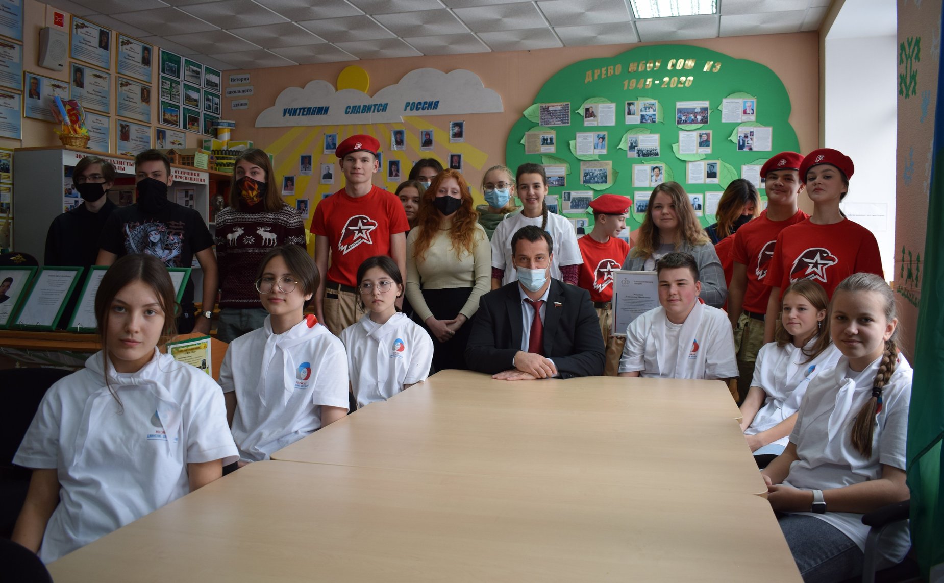 Эдуард Исаков в рамках рабочей недели в регионе посетил среднюю общеобразовательную школу №3 города Ханты-Мансийска