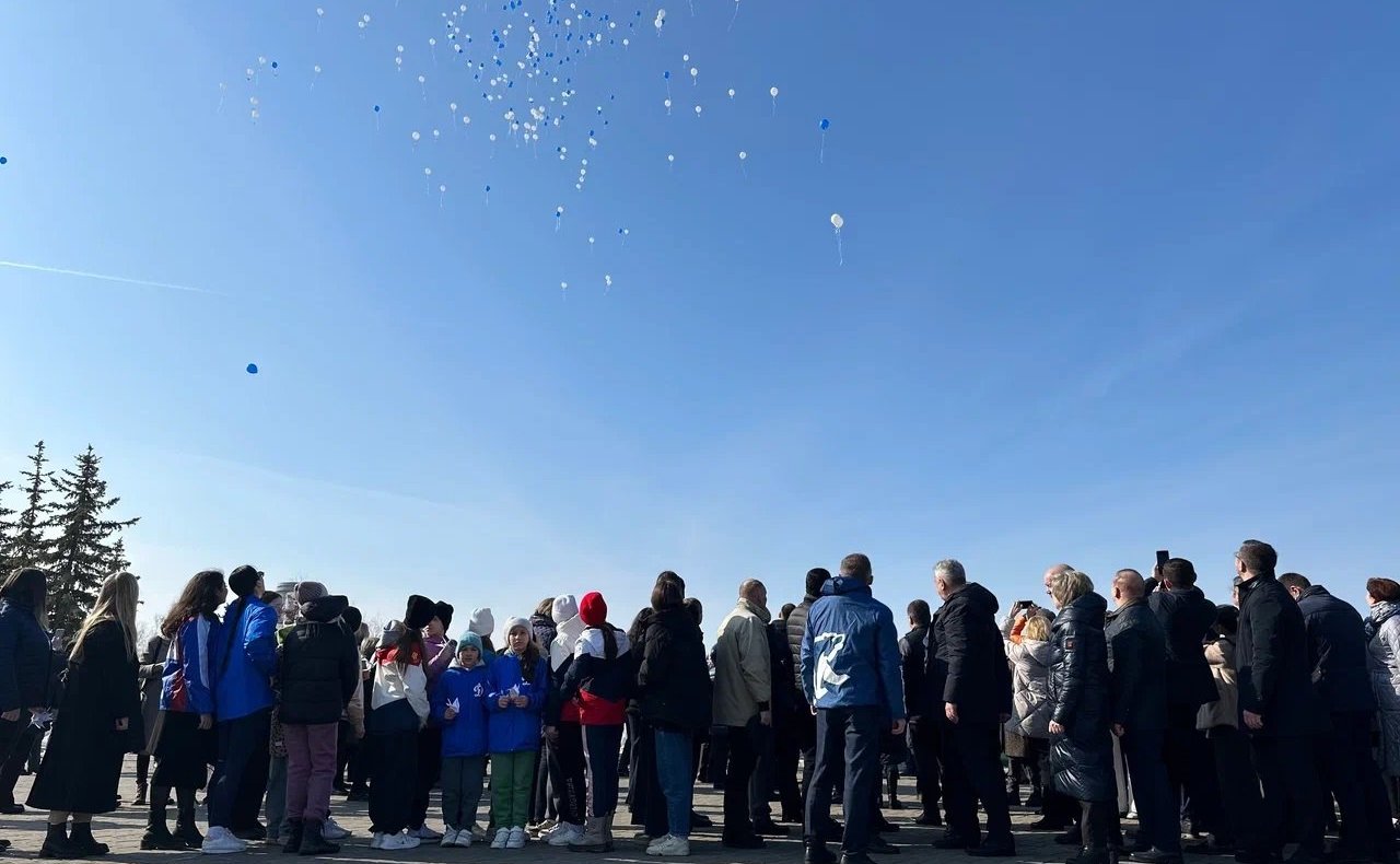 Николай Владимиров месте с жителями города Чебоксары почтил память тех, кто погиб в концертном комплексе «Крокус сити холл» 22 марта 2024 года
