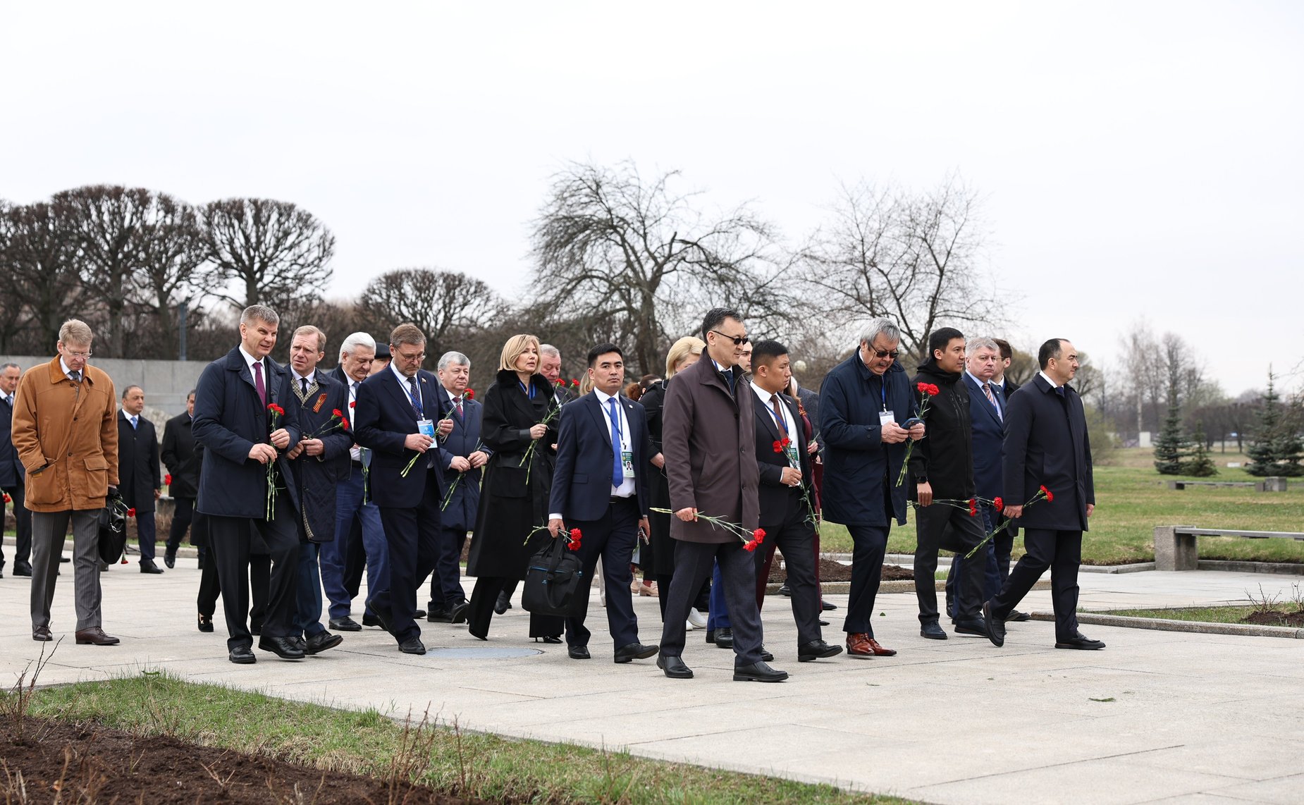 Делегации стран-участниц Межпарламентской Ассамблеи СНГ возложили венки и цветы к Монументу «Мать-Родина» на Пискаревском мемориальном кладбище, а также к памятным плитам государств на Аллее Памяти