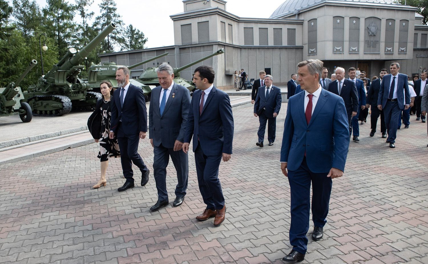 Члены парламентских делегаций России и Армении приняли участие в церемонии возложения цветов к Вечному огню на мемориале Победы