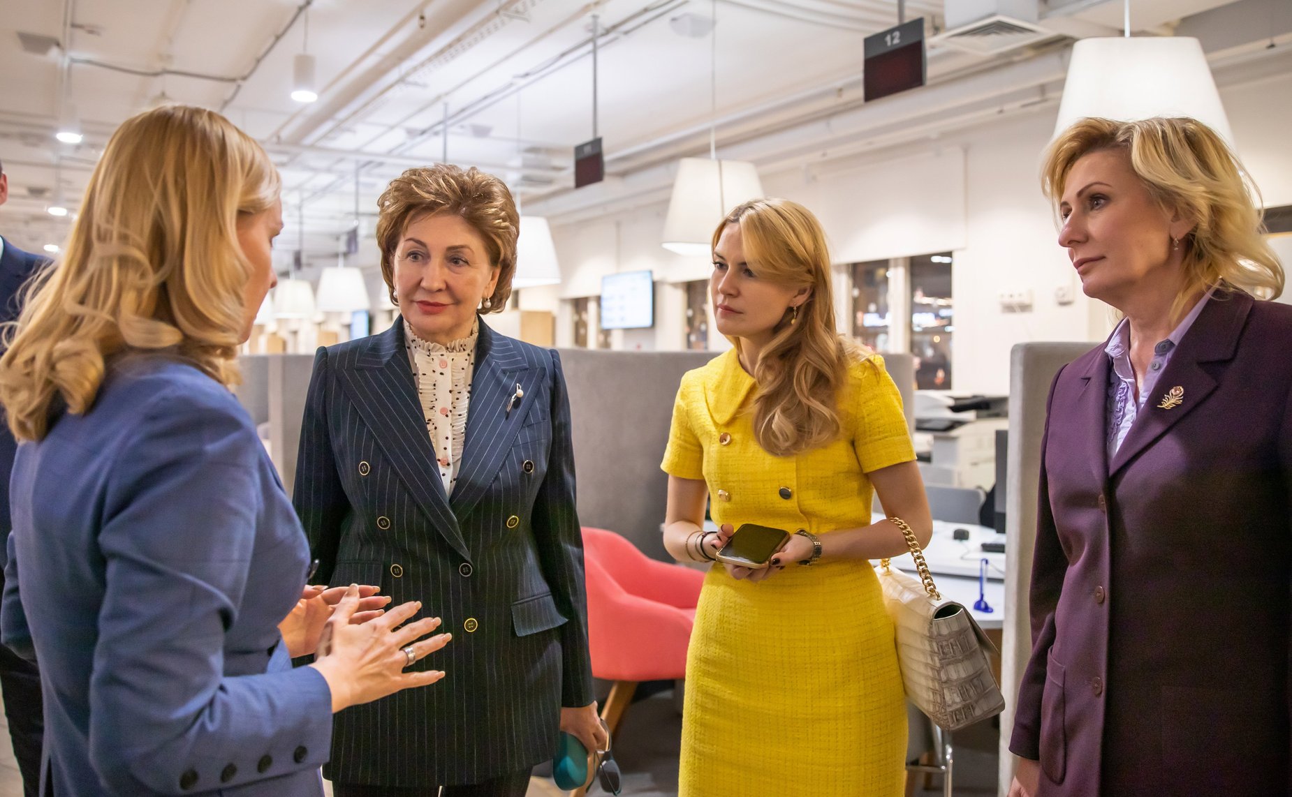 Галина Карелова и Инна Святенко посетили столичный Центр поддержки семей мобилизованных граждан