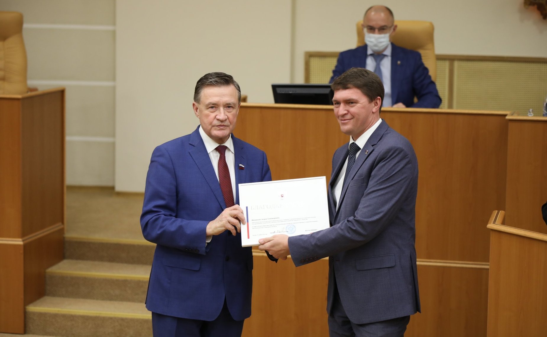 Сергей Рябухин вручил заслуженным парламентариям почетную грамоту и благодарности Председателя Совета Федерации за активное участие в законодательной деятельности