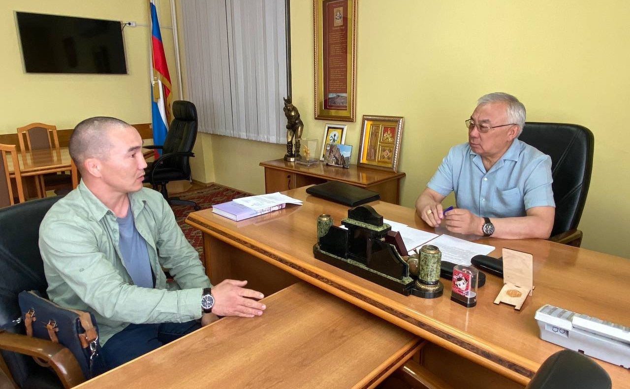 Баир Жамсуев в ходе региональной недели провел рабочие встречи и прием граждан по личным вопросам