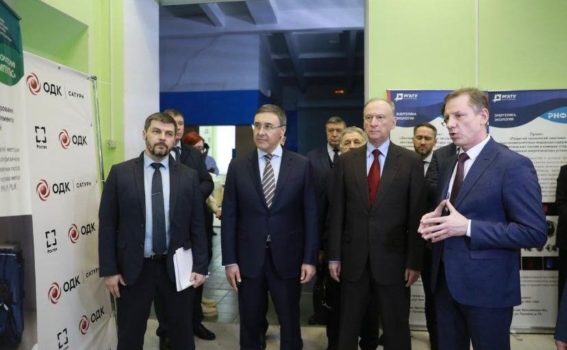 Наталия Косихина и Александр Русаков, представляющие Ярославскую область в СФ, вместе с Министром науки и высшего образования РФ Валерием Фальковым провели рабочую встречу с руководством и ведущими учеными ЯРГУ им. П.Г. Демидова