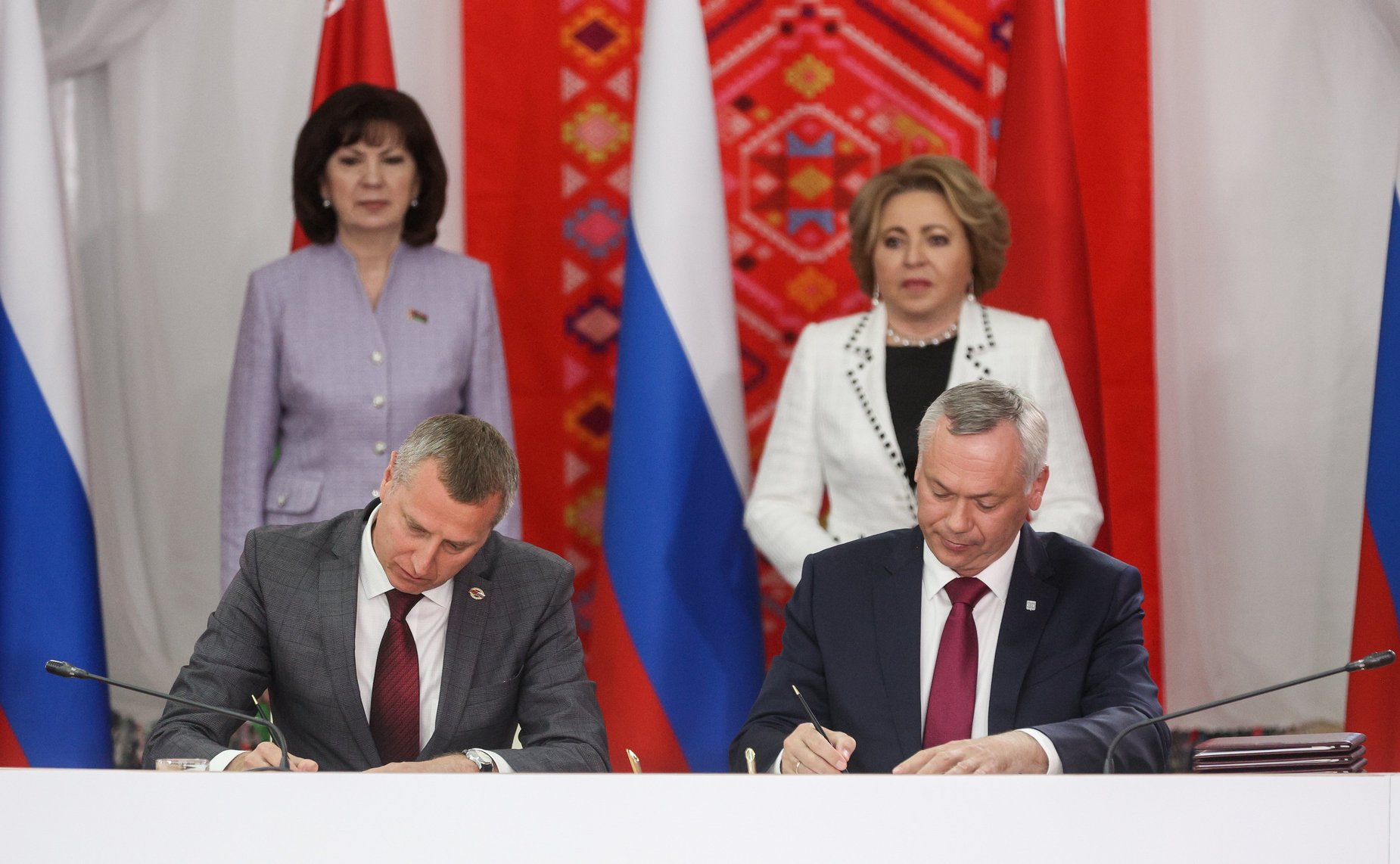 Подписание документов о сотрудничестве между исполнительными и законодательными органами власти, областными исполнительными комитетами, областными советами депутатов Республики Беларусь, а также организациями двух стран