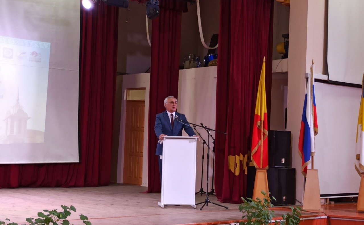 Баир Жамсуев поприветствовал участников ежегодной августовской конференции в Агинском Бурятском округе и поздравил работников образования с предстоящим началом учебного года