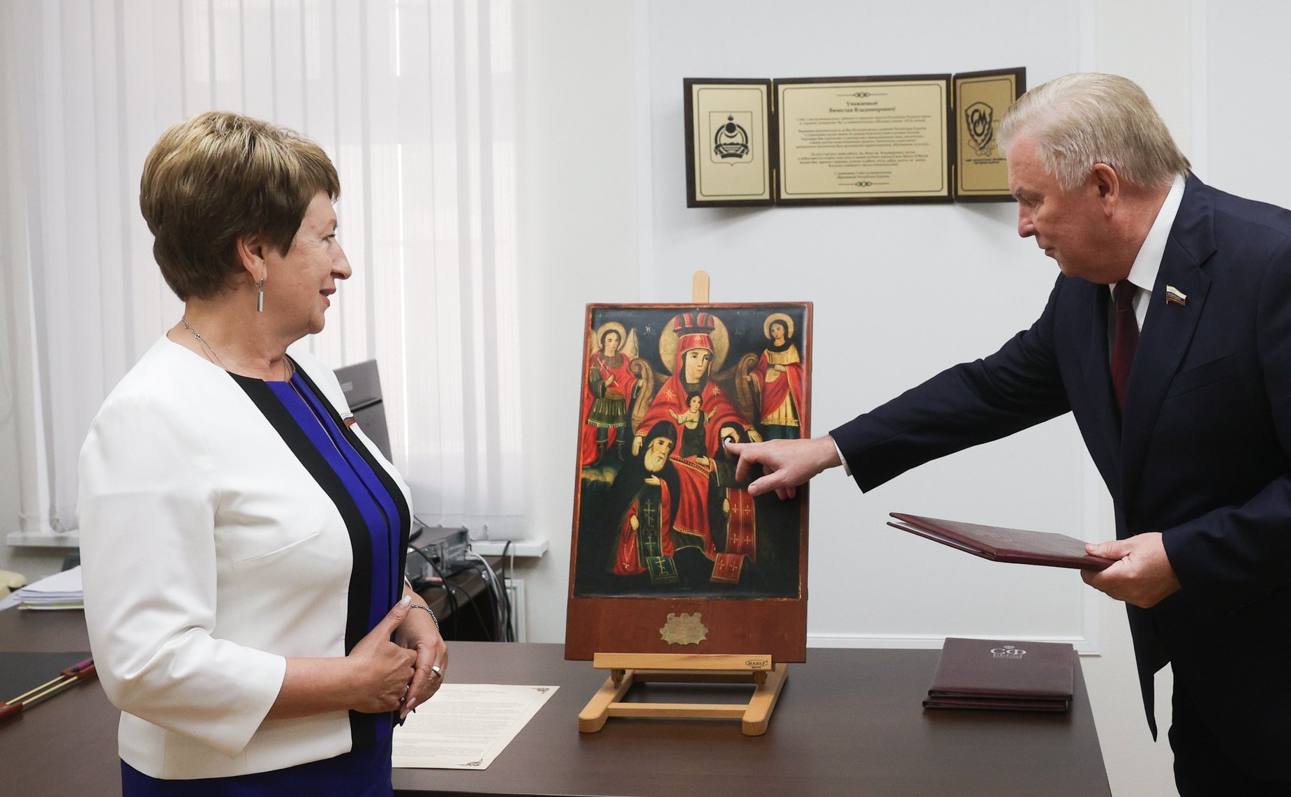 Передача освященного списка Иконы Селенгинского пехотного полка Богоматерь Печерская севастопольцам от жителей Республики Бурятия, в знак исторической связи между российскими регионами