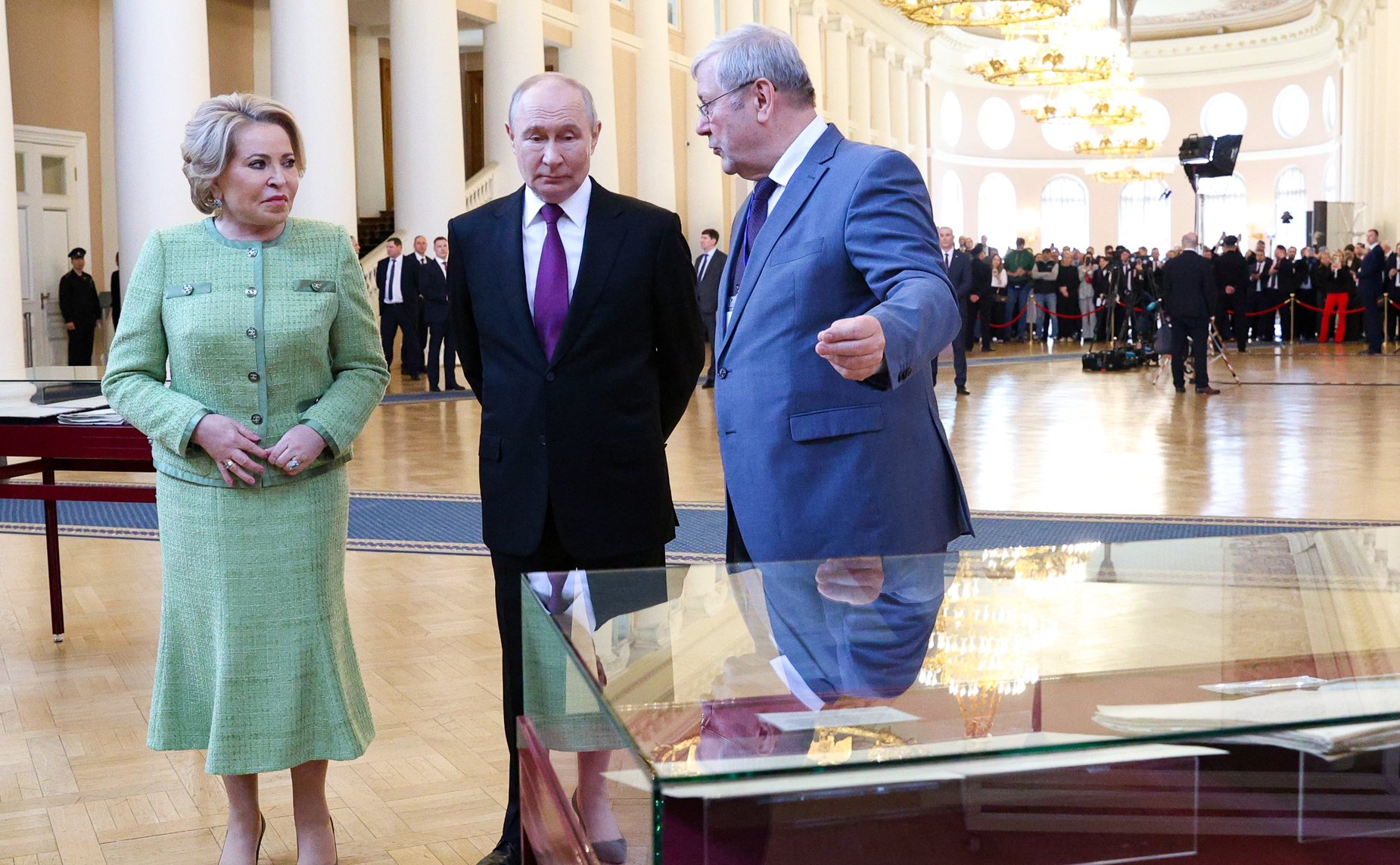 Президент России в Таврическом дворце осмотрел выставку архивных документов, приуроченную к 120-летию российского парламентаризма