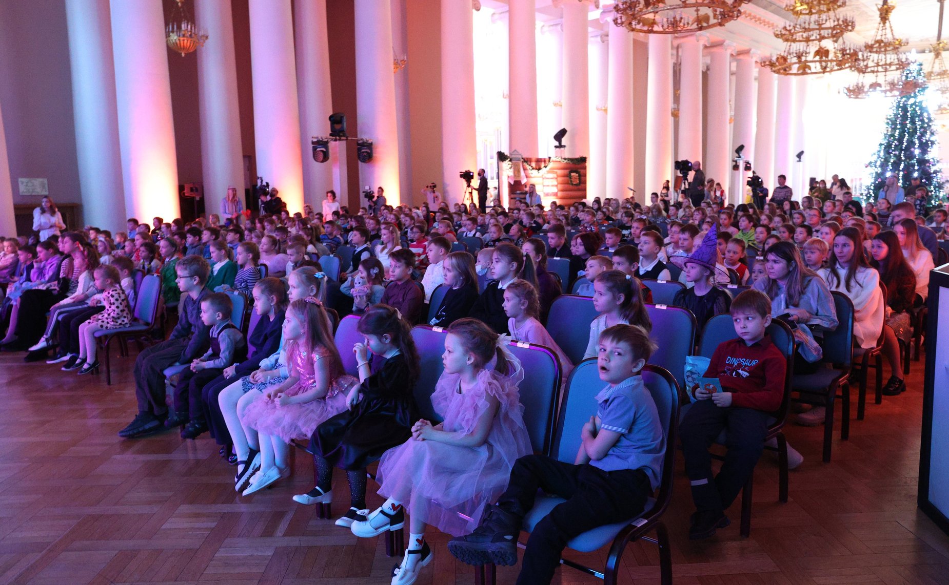 Дети из семей участников специальной военной операции стали гостями праздника «Рождество Христово в Таврическом дворце»