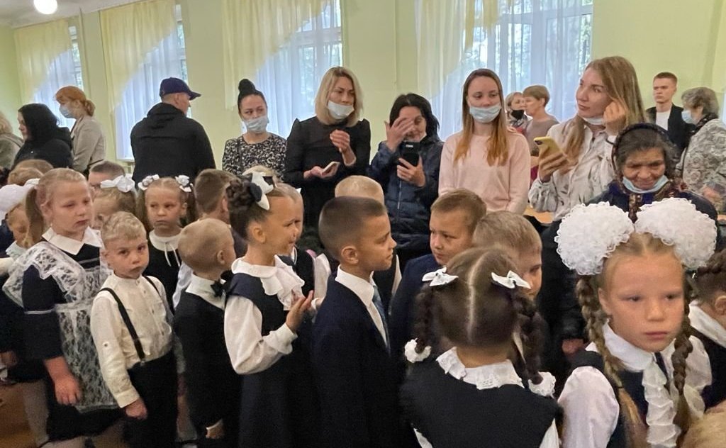 Виктор Новожилов поздравил учеников Вельской школы номер три с Днем знаний