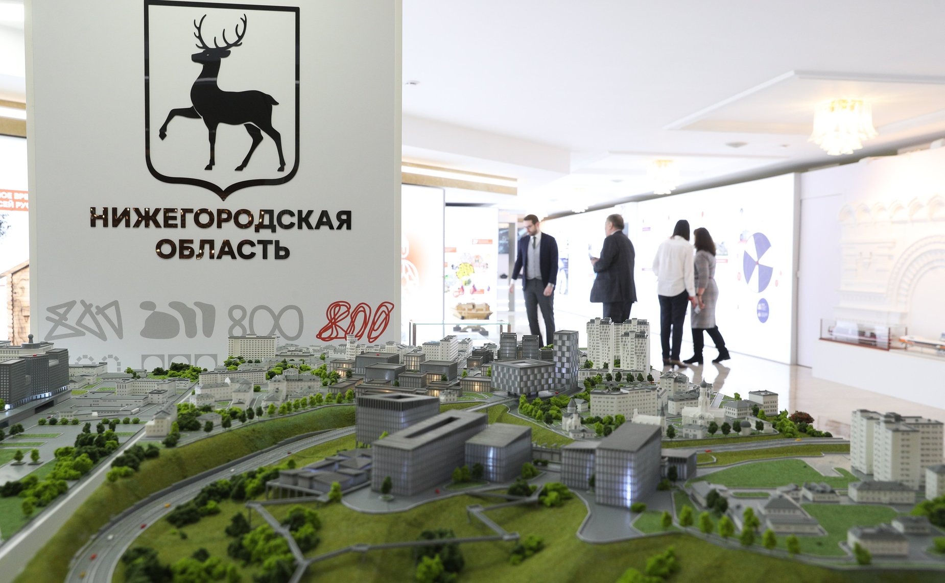 Председатель Совета Федерации Валентина Матвиенко и губернатор Нижегородской области Глеб Никитин осмотрели выставку, на которой представлены инновационные проекты и перспективы развития региона