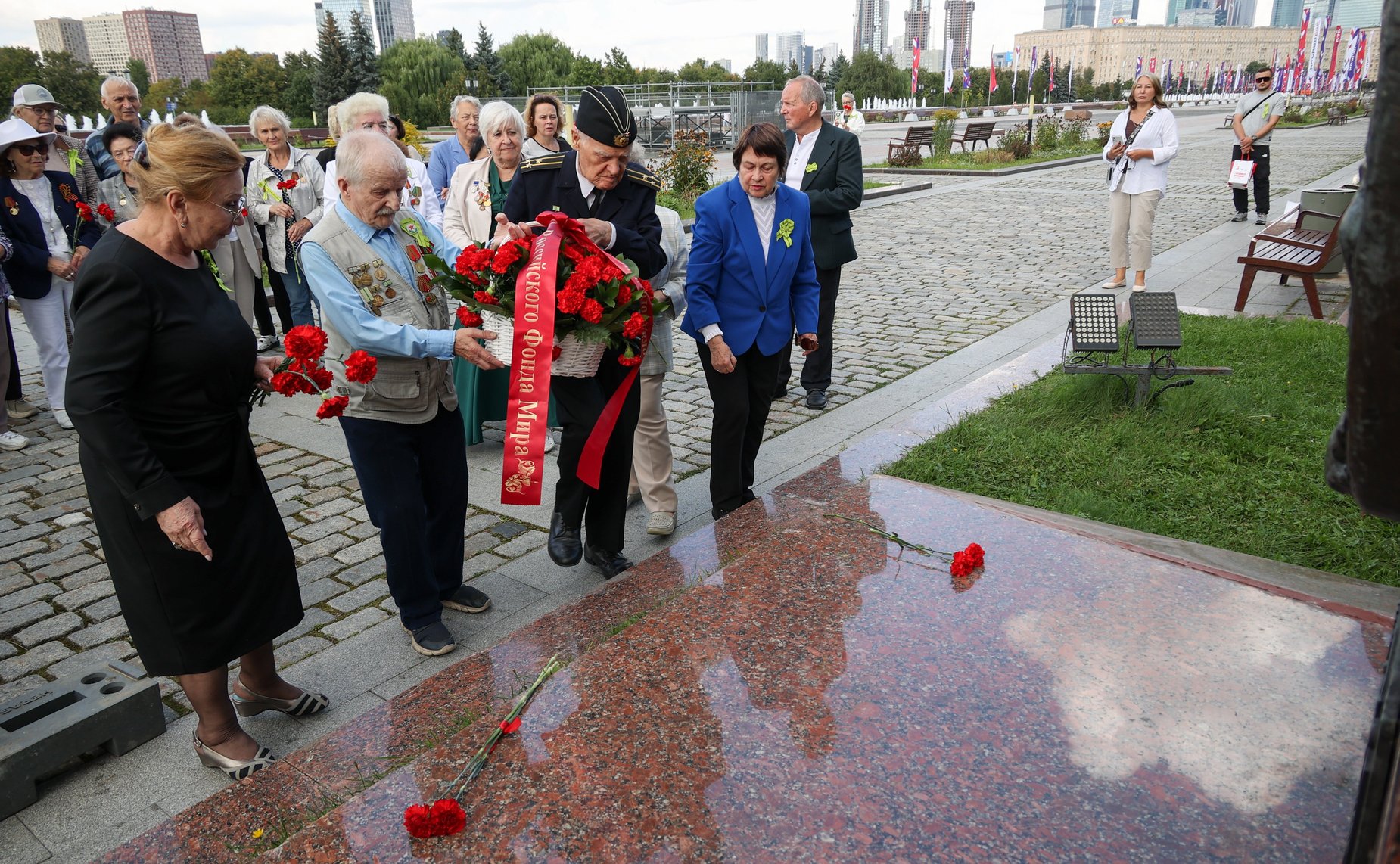 Возложение цветов делегации общества «Жители блокадного Ленинграда» к монументу «Ленинградский фронт» в Парке Победы