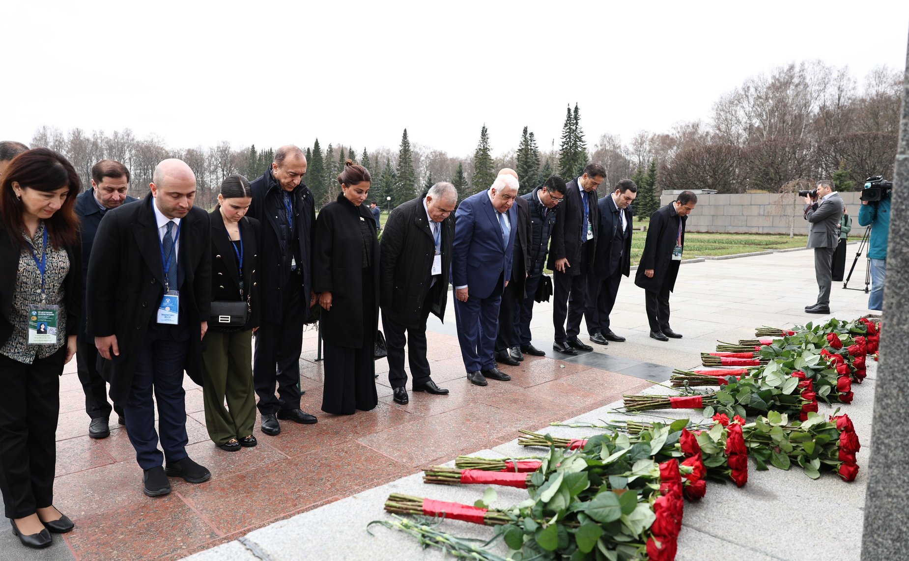 Делегации стран-участниц Межпарламентской Ассамблеи СНГ возложили венки и цветы к Монументу «Мать-Родина» на Пискаревском мемориальном кладбище, а также к памятным плитам государств на Аллее Памяти