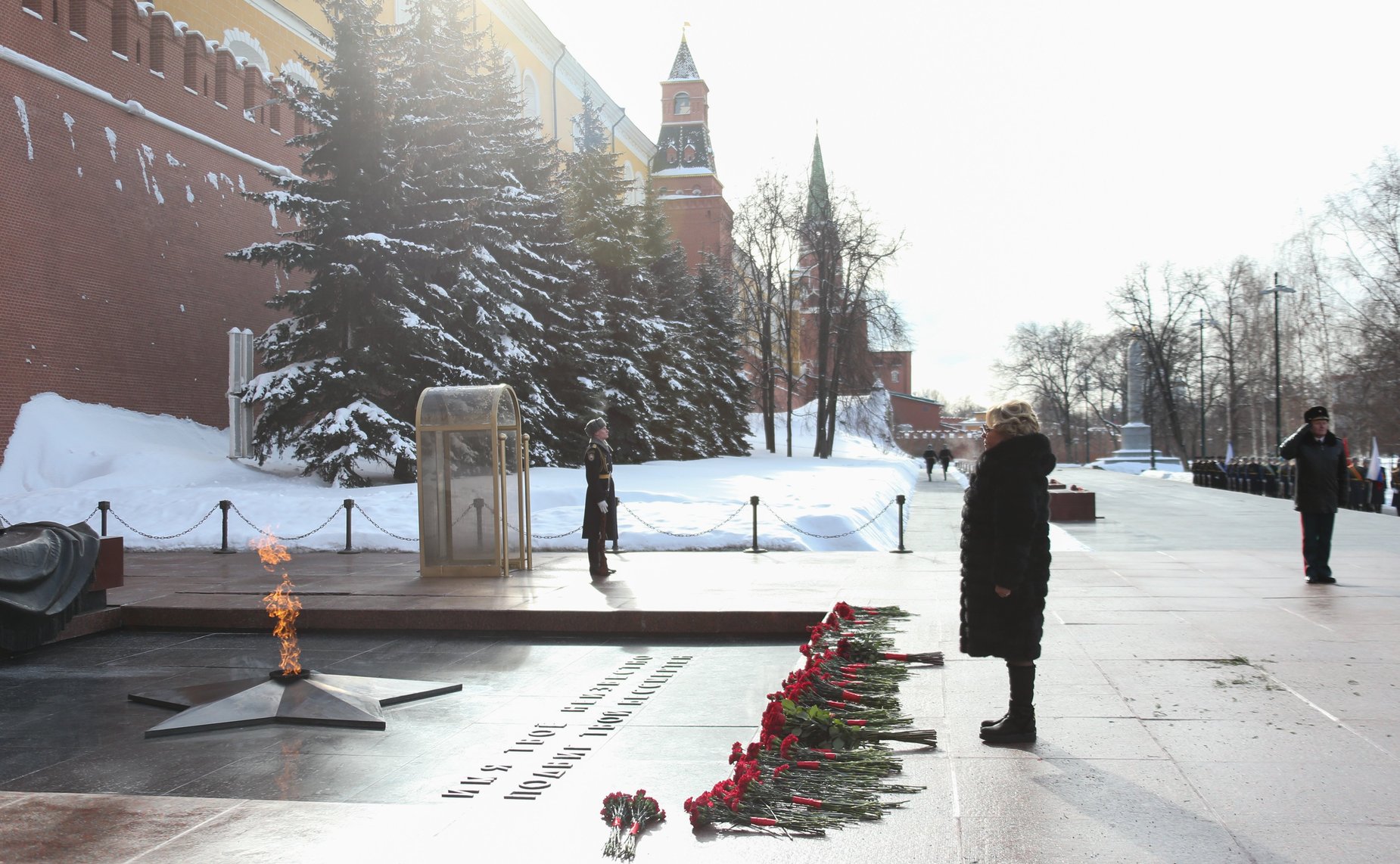 Валентина Матвиенко приняла участие в церемонии возложения цветов к Могиле Неизвестного Солдата