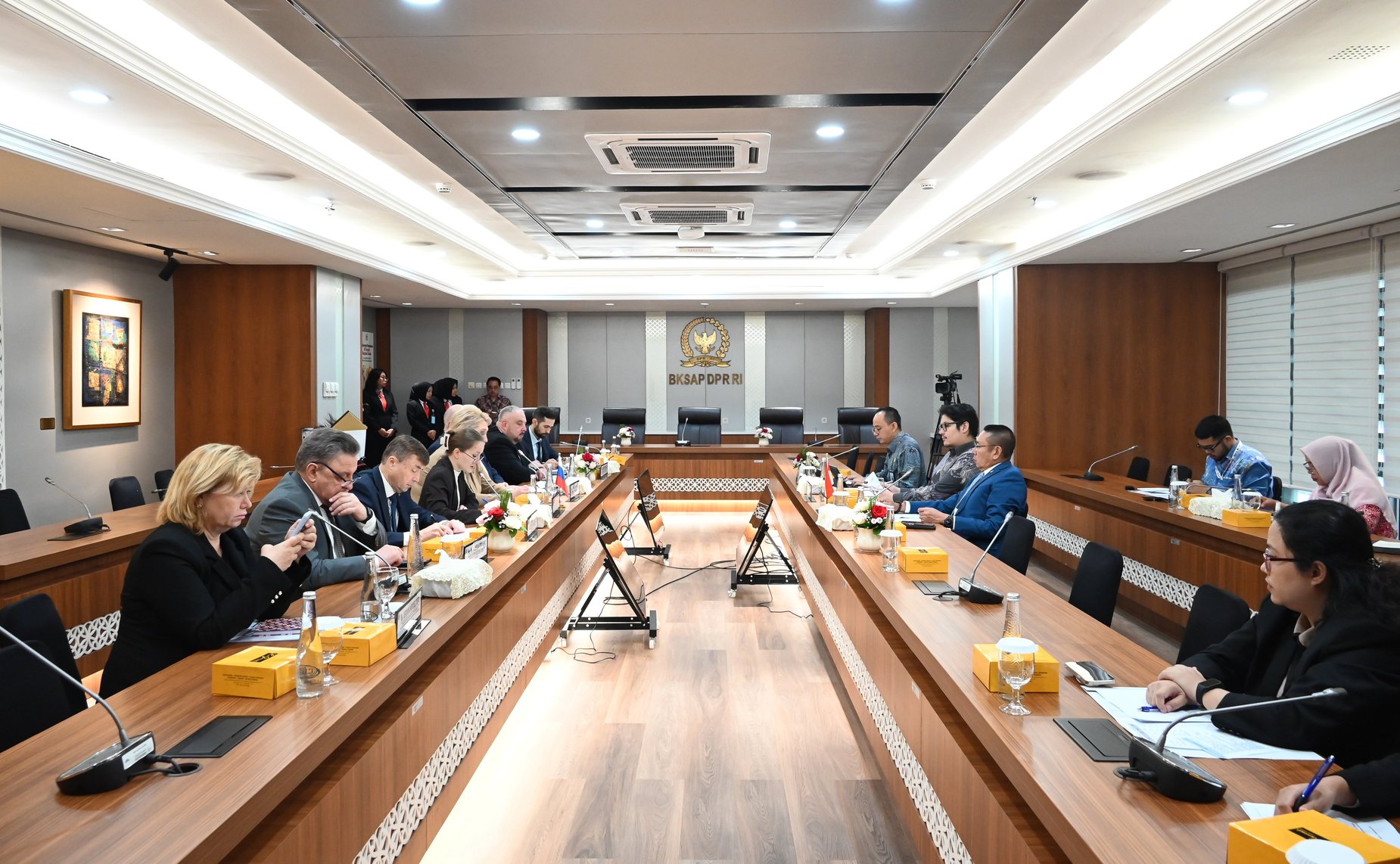 Сенаторы провели переговоры с Равиндрой Аирлангой и председателем Группы дружбы Совета народных представителей Индонезии с нижней палатой российского парламента Вихади Виджаянто