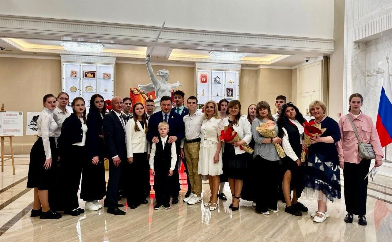 Сергей Перминов организовал в преддверии Дня защиты детей проведение экскурсии в палату регионов для группы социально поддерживаемых юных земляков